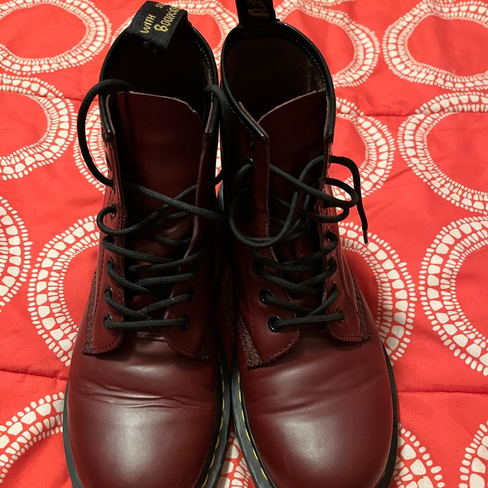 Women’s 8 Dr. Martens boots